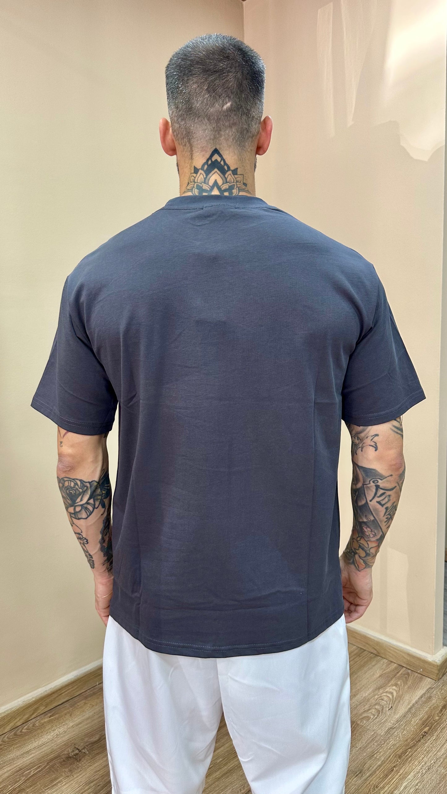 T-shirt grigia piombo