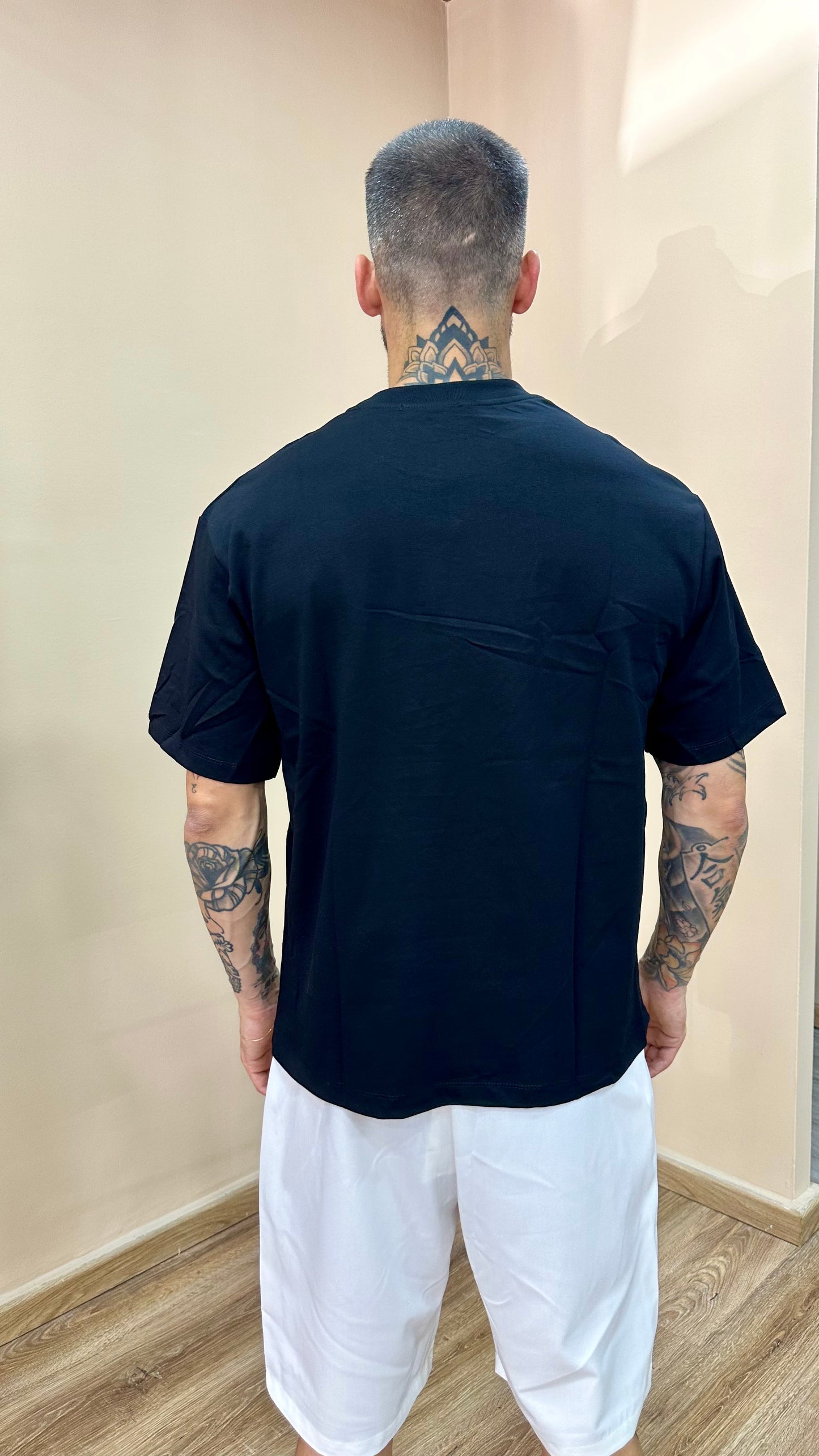 T-shirt nera
